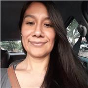 Profesora de inglés que imparte clases a alumnos de todas las edades
